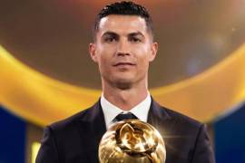 Cristiano Ronaldo posa con el Globe Soccer Award 2025 en Dubái, tras ser reconocido como el Mejor Jugador de Medio Oriente y reafirmar su impacto con el Al-Nassr.