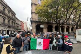 Los extrabajadores abordaron un autobús al mediodía para regresar a Monclova, tras sostener reuniones con autoridades federales y recibir información sobre la posible venta de AHMSA y el pago de adeudos laborales.