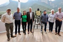 Chema Fraustro recibe escultura por su compromiso con la protección del patrimonio natural de Saltillo.