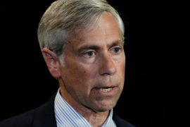 Pollack es socio de Harris St Laurent &amp; Wechsler, un bufete de abogados con sede en Wall Street, Nueva York, en el distrito financiero del bajo Manhattan.