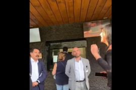 En el video, se pudo ver que la mujer estaba reclamando al personal de la Cineteca por haberla expulsado de los sanitarios de forma injustificada, así que los acusó de discriminación