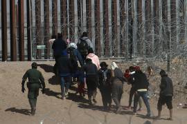 Migrantes caminando hacia la frontera que divide a México de los Estados Unidos en Ciudad Juárez, Chihuaha (México).