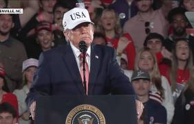 Captura de video de una transmisión del canal en Youtube del partido Republicano del presidente Donald Trump, en un acto de campaña en Greenville, Carolina del Sur.
