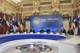Los líderes de la UE y el presidente ucraniano, Volodimir Zelenski (c), asisten a la cumbre Ucrania-Nórdico-Báltico en Kiev, Ucrania.