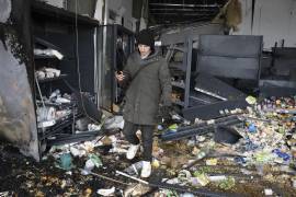 Un residente local camina entre escombros en el lugar de un ataque con drones rusos cerca de un supermercado y un restaurante de comida rápida en el centro de Kramatorsk, al este de Ucrania.