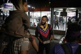 Las autoridades migratorias mexicanas embarcaron en dos autobuses a un primer grupo de venezolanos, que fue expulsado el jueves de Estados Unidos, y los trasladó desde la ciudad fronteriza de Matamoros, estado de Tamaulipas, hasta la sede de la COMAR