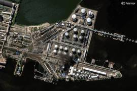 Esta imagen satelital proporcionada por Vantor muestra las consecuencias de los ataques con drones que, según los informes, tuvieron lugar en una terminal petrolera en San Petersburgo, Rusia, el 3 de junio de 2026.