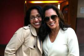 USA6584. CHICAGO (IL, EEUU), 22/08/2024.- Fotografía cedida por Sharada Balachandran Orihuela (i) posando con su prima Kamala Devi Harris (d), actual vicepresidente de los Estados Unidos y candidata presidencial demócrata. Sharada Balachandran Orihuela es la prima mexicana de la vicepresidenta de Estados Unidos, Kamala Harris. En una entrevista con EFE, la describe como una persona tierna y cálida que ejerció de hermana grande cuando se mudó a California, llevándola incluso a su primer concierto de punk-rock. EFE/ Álbum Sharada Balachandran Orihuela /SOLO USO EDITORIAL /NO VENTAS /SOLO DISPONIBLE PARA ILUSTRAR LA NOTICIA QUE ACOMPAÑA /CRÉDITO OBLIGATORIO