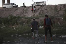 Un grupo de migrantes venezolanos camina hacia la frontera de Estados Unidos para entregarse a la patrulla fronteriza, desde Ciudad Juárez, México.