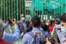 Panistas protestan contra el comunismo en embajada de Cuba en la CDMX y termina en zafarrancho