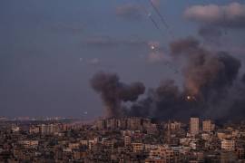 El balance de muertos por los bombardeos incesantes de Israel sobre Gaza alcanzó los 2 mil 450, superando el saldo total de la guerra de 2014.