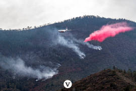 Con la ayuda de un avión DC -10 controlan el incendio en Arteaga (fotos)