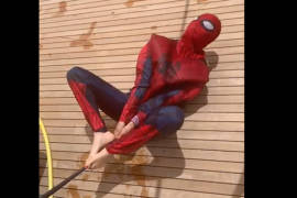 Thalía se transforma en ¡Spider-Man!