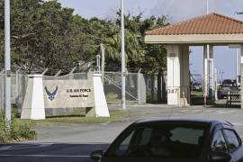 En esta imagen se ve la puerta de acceso a la Base Aérea Kadena en Okinawa, en el sur de Japón. FOTO: