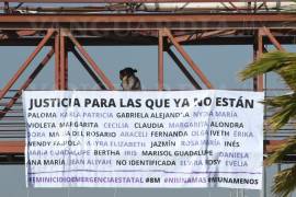 Cuelgan manta frente al CJPF de Saltillo, exigen justicia por las víctimas de feminicidios