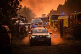 Bomberos trabajando para contener un gran incendio forestal cerca de Saumos, departamento de Gironda, Francia. Según las autoridades, el fuego que ha quemado cerca de 42 mil hectáreas.