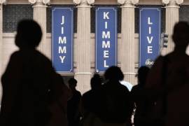 La gente camina frente al estudio de Jimmy Kimmel Live en Hollywood Blvd, donde un programa que fue cancelado recientemente por la Comisión Federal de Comunicaciones.