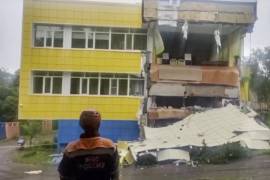 En la imagen un rescatista de pie cerca de un jardín de infantes dañado después de un terremoto, en Petropavlovsk-Kamchatsky, Krai de Kamchatka, Rusia.