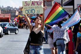 En las marchas del Orgullo LGBT+, es común ver pancartas en contra de la homofobia.