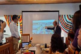 Mario Talamás Murra, arquitecto responsable del proyecto “Torreón Ciudad Dorada”, expuso los detalles de la iniciativa ciudadana al director de Obras Públicas, Juan Adolfo Von Bertrab.