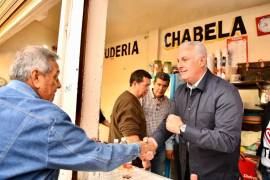 El alcalde Román Alberto Cepeda y la señora Selina Bremer de Cepeda visitaron puestos de la brigada en el mercado Alianza de Torreón.