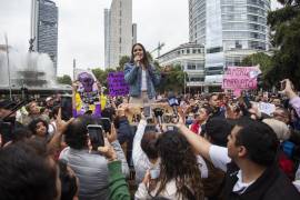 Alessandra Rojo De la Vega en un mitin en la Diana Cazadora cerrando la Avenida Reforma para hablar sobre la anulación de la elección en la alcaldía Cuauhtémoc por supuesta violencia de género.