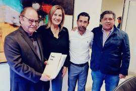 El director de Ordenamiento Territorial y Urbanismo, Gustavo Muñoz, entregó permisos de uso exclusivo de estacionamiento a vecinos de la colonia Torreón Jardín tras semanas de gestión comunitaria.