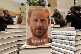 La muy esperada y controvertida biografía del príncipe Enrique de Inglaterra, en la que revela su tormentosa relación con la familia real británica, se vende desde este martes en las librerías del Reino Unido.
