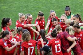 El autobús de la selección femenina de Gales sufrió un accidente en Suiza; las jugadoras salieron ilesas, pero emocionalmente afectadas.