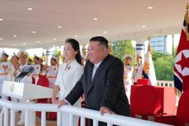 El líder norcoreano Kim Jong Un observa junto a su hija Kim Ju Ae, a la izquierda, durante la ceremonia de puesta en servicio del destructor “Kang Kon” en el puerto de Wonsan, en la provincia de Kangwon, el 6 de septiembre de 2026.