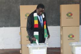 El presidente de Zimbabue, Emmerson Mnangagwa, deposita su voto en un centro electoral en Kwekwe.