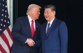 El presidente Donald Trump y el mandatario chino Xi Jinping se dan la mano tras su cumbre entre EU y China en el Aeropuerto Internacional de Gimhae Jinping en Busan, Corea del Sur, el 30 de octubre de 2025.