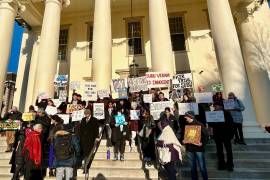 Simpatizantes de Subramanyam “Subu” Vedam frente al juzgado del condado de Centre en Bellefonte, Pensilvania, tras una audiencia sobre nuevas pruebas descubiertas en su caso de asesinato de 1983.