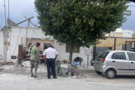 Vecinos y familiares comenzaron a retirar los escombros que quedaron tras el colapso de la estructura.
