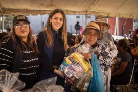 Luly López Naranjo, presidenta honoraria del DIF Saltillo, saluda a los habitantes de San Francisco del Ejido durante la Jornada DIF Municipal, donde se ofrecieron servicios gratuitos.