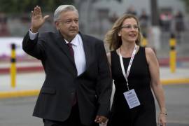 Tras las críticas, López Obrador declaró que Beatriz Gutiérrez Müller no quiso tener el título de primera dama “ni trabaja para el Gobierno” de México.