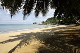 Vista de una playa vacía en el balneario de Bombom, en Santo Tomé y Príncipe, el 8 de noviembre de 2006.