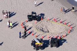 El suceso se produjo este martes en la playa de Lauderdale-by-the-Sea, en el sureste de Florida, cuando dos niños que hacían al parecer un agujero en la arena cayeron dentro de un hoyo y quedaron atrapados