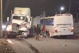 La combi de la ruta Loma Linda quedó con daños tras ser impactada por un tráiler en el bulevar Mezquite.