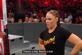 ¿Batman a la WWE? Un murciélago interrumpe a Ronda Rousey en plena lucha