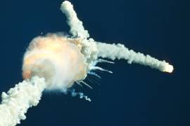 Imagen televisada del Accidente del Transbordador espacial Challenger, desintegrándose a 73 segundos de su lanzamiento y provocando la muerte de los siete miembros de la tripulación.