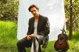 Historias. Entre guitarras, pinturas y letras, Fran Diego construye una propuesta artística que mezcla distintas formas de expresión