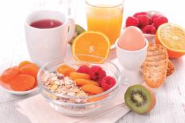 El desayuno es la comida más importante del día, por lo que se recomienda incluir frutas, granos, alimentos de origen animal y lo principal, evitar bebidas gaseosas y jugos artificiales.
