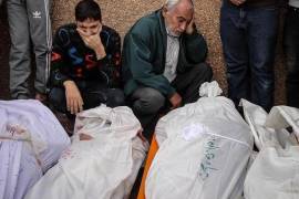 Fuentes médicas palestinas informaron este domingo de la muerte de al menos 15 personas y decenas de heridos en un bombardeo contra tiendas de campaña de desplazados en Al Mawasi.