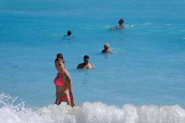 Turistas disfrutan de las playas en este día de Navidad en el caribe mexicano.