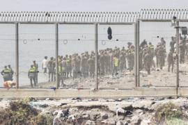 Migrantes intentan cruzar desde Marruecos al enclave español de Ceuta, en el norte de África, el 31 de julio de 2026. (AP Foto/Antonio Sempere)
