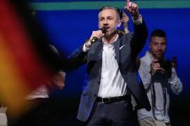Ulrich Siegmund, el principal candidato del partido de derecha Alternativa para Alemania en el estado de Sajonia-Anhalt, se dirige con júbilo a sus seguidores tras la histórica victoria del partido.