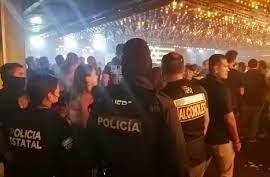 Autoridades municipales clausurarón el bar La Chula de Torreón después de la detención de diez individuos por varios delitos.
