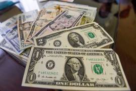 El dólar ganó terreno ante el peso mexicano en esta jornada de asueto en territorio nacional.