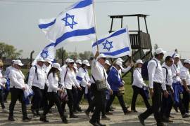 Miles de jóvenes judíos marchan en Auschwitz